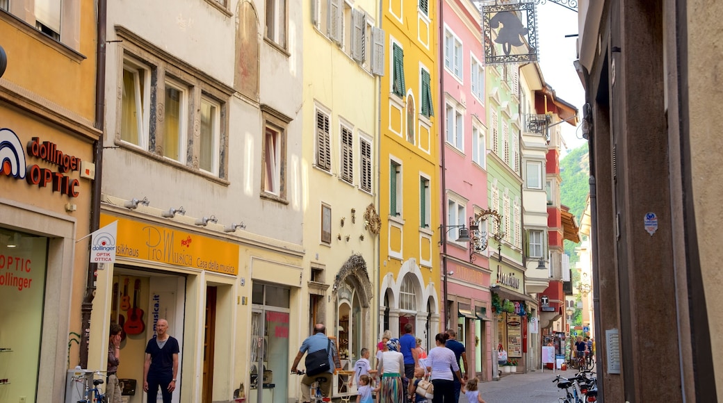 Bolzano som inkluderer gatescener i tillegg til familie