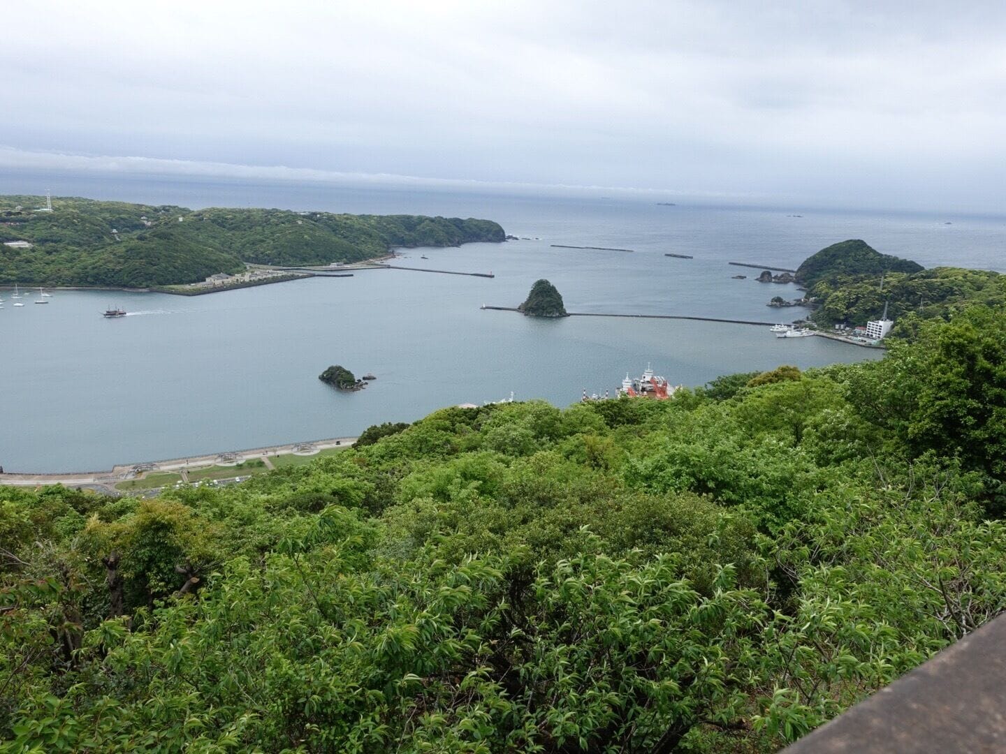 Shimoda is one of the most southern tip of the  Ise Peninsula. Over 2 hours from Tokyo. A few steps from the ropeway you can take the tram car all the way to the top of the mountain to view other islands or the city view of Shimoda. It's quite a million dollar view up there! Worth taking some time and return fare of ¥930.

This city is famous for being the place where westerners (American) first enter Japan. U can read all about the history on Wikipedia as I'm not into history at all!

This and last picture form a panaroma.
