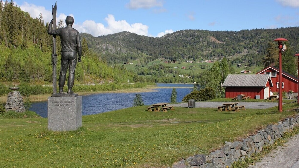 Statue of Sondre Norheim, inventor of Telemark skiing.