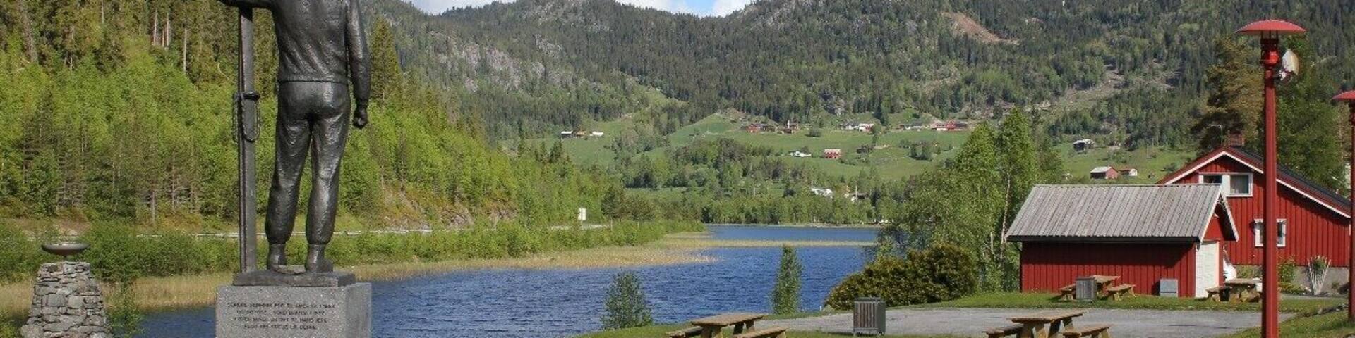 Statue of Sondre Norheim, inventor of Telemark skiing.