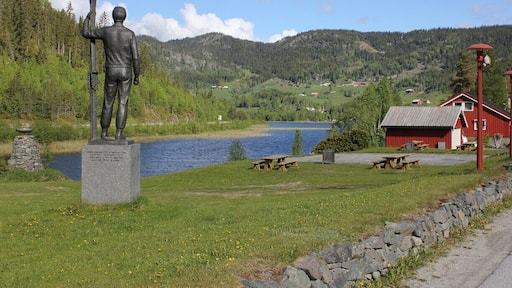 Statue of Sondre Norheim, inventor of Telemark skiing.