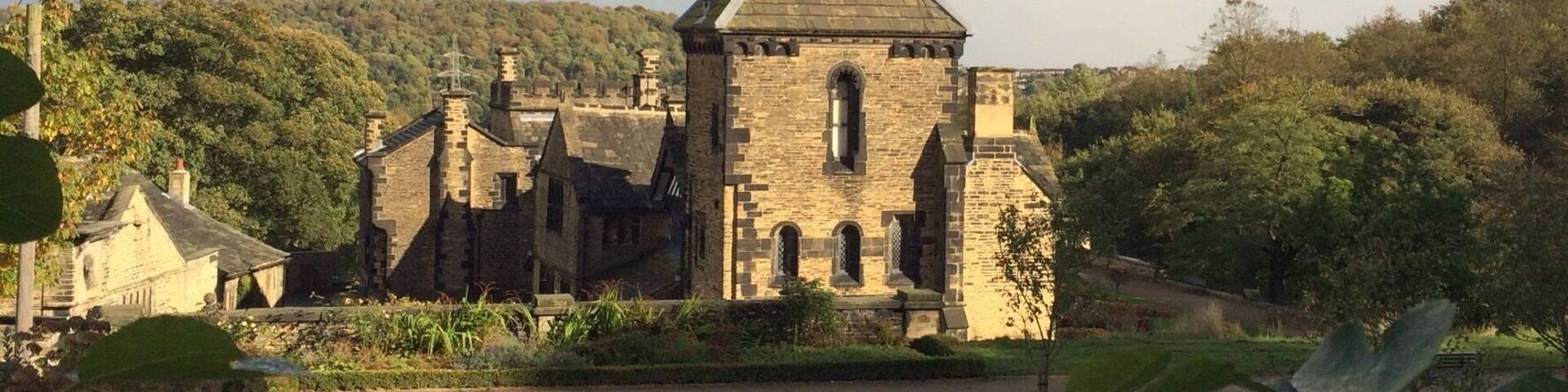 SHIBDEN Hall in Halifax, West Yorkshire, is a six hundred year old medieval timber-framed manor house.
The hall is set in 37 hectares on the Shibden Valley.
#iPhoneonly #British #Autumn