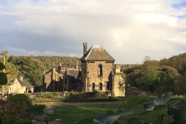 SHIBDEN Hall in Halifax, West Yorkshire, is a six hundred year old medieval timber-framed manor house.
The hall is set in 37 hectares on the Shibden Valley.
#iPhoneonly #British #Autumn