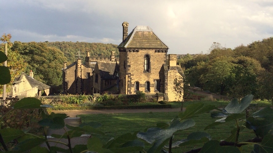 SHIBDEN Hall in Halifax, West Yorkshire, is a six hundred year old medieval timber-framed manor house.
The hall is set in 37 hectares on the Shibden Valley.
#iPhoneonly #British #Autumn