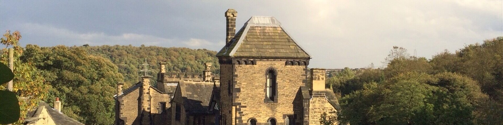 SHIBDEN Hall in Halifax, West Yorkshire, is a six hundred year old medieval timber-framed manor house.  
The hall is set in 37 hectares on the Shibden Valley.
#iPhoneonly  #British  #Autumn