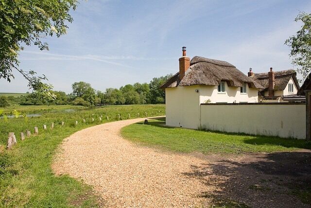 The Test Way passes The Old Cottage on Chilbolton Common. This private drive to the cottage also provides access to 822235 which is behind photographer.