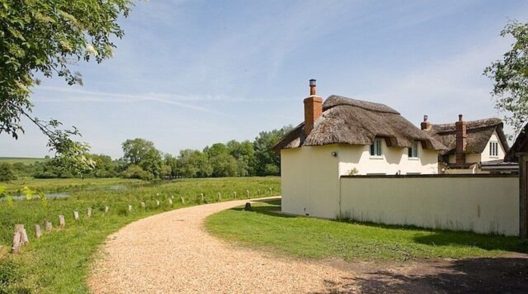 The Test Way passes The Old Cottage on Chilbolton Common. This private drive to the cottage also provides access to 822235 which is behind photographer.