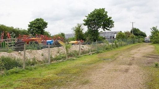 R. Hunt depot, Martins Lane, Chilbolton Seen from footpath. The company are agricultural engineers. The huts are left over from the former Chilbolton Airfield.