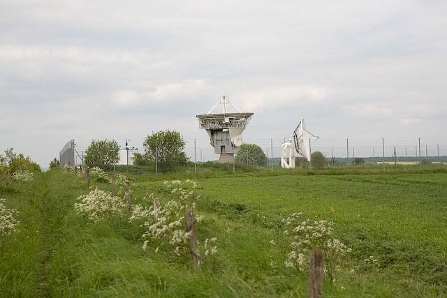 Smaller steerable dish at Chilbolton Observatory This dish (right) is in its own little compound, about 270m SE of the big dish. Seen from The Mark Way (a permissive bridleway).