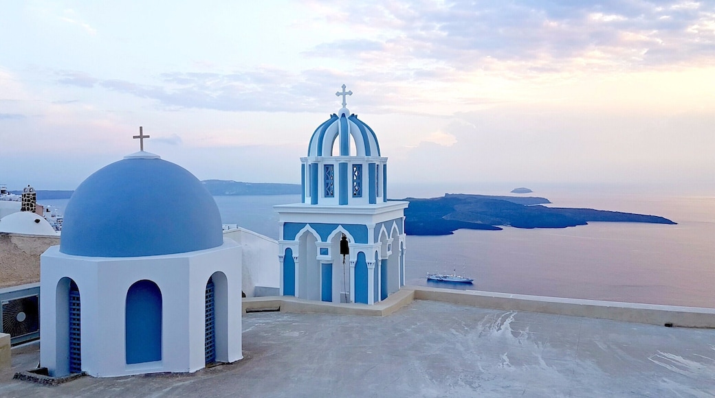 The pedestrian path between Imerovigli and Fira offers a non-stop collection of ultra impressive views.
#santorini #greece #incredibleview