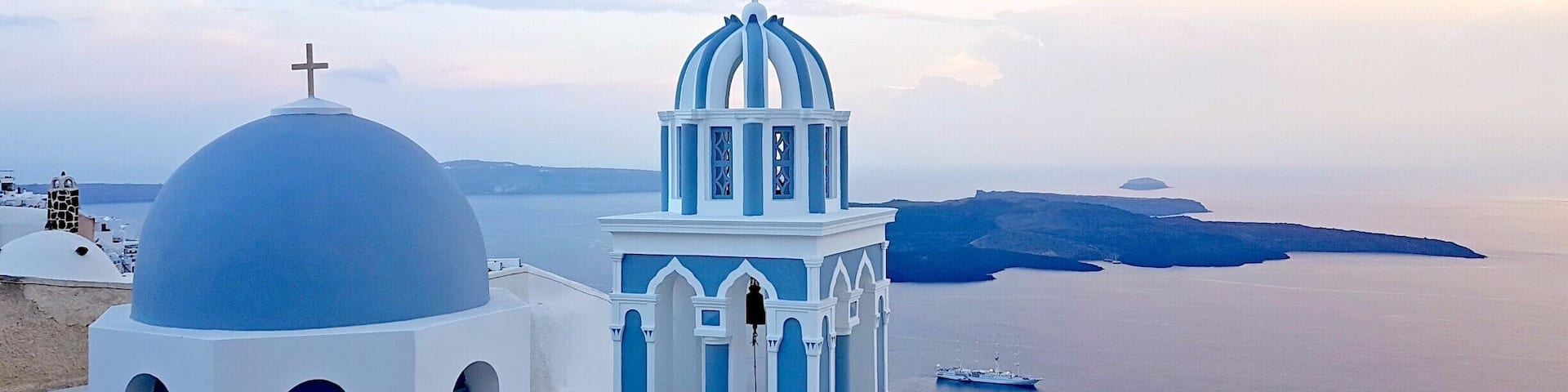 The pedestrian path between Imerovigli and Fira offers a non-stop collection of ultra impressive views.
#santorini #greece #incredibleview