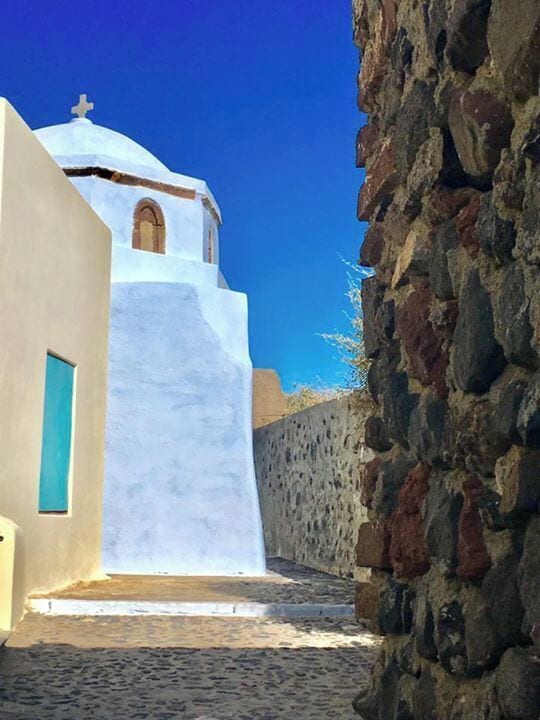 Walking around the hilly town of Pyrgos #endlesssummer