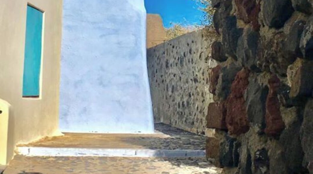 Walking around the hilly town of Pyrgos #endlesssummer