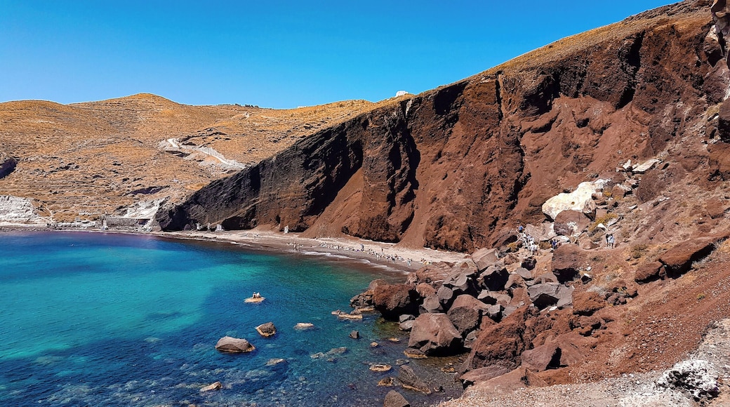 Quite a popular sight based on all the tourists but if you actually complete the walk down to the beach itself you'll be one of only a handful who are enjoying the red-ish sand and perfect water. The rest stay at the lookout, catch a glimpse and leave.
#santorini #beautifulbeaches #greece