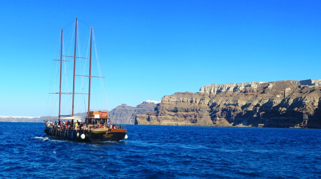 Athinios port santorini