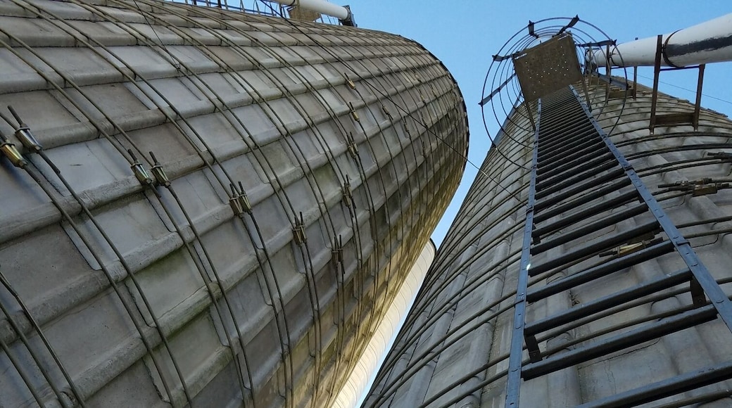 A great place for craft fairs, live music, and drinks!