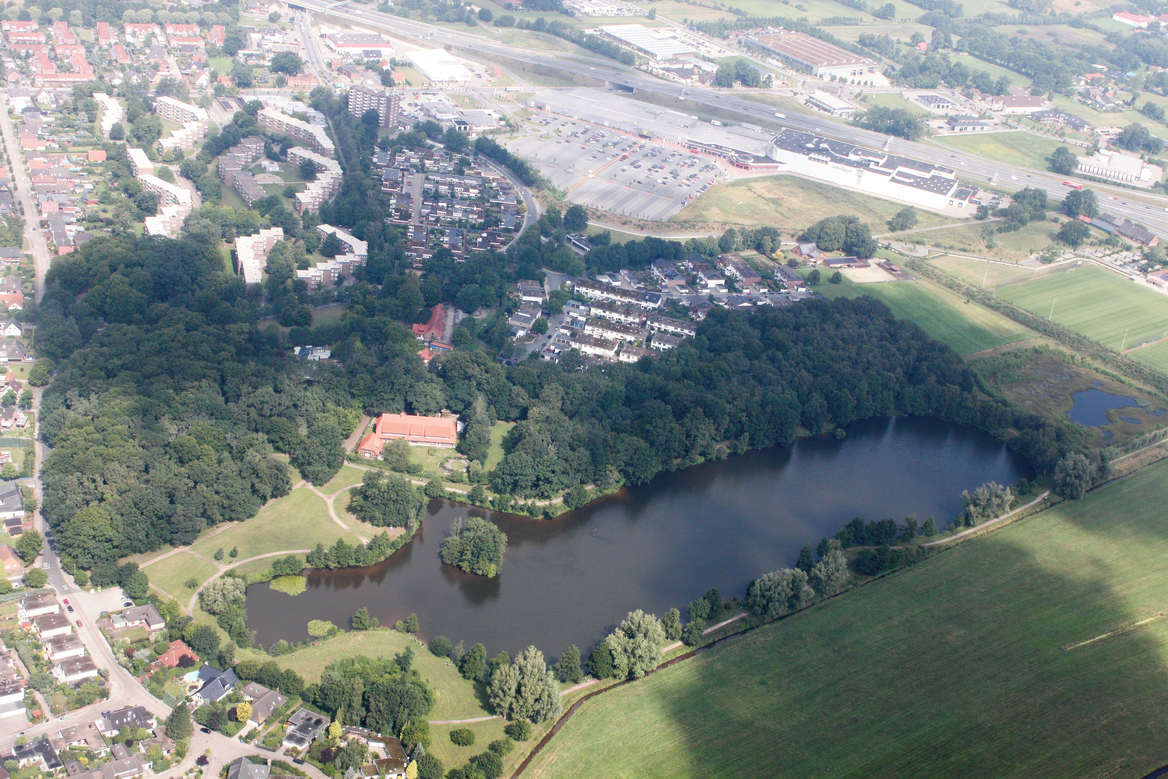 Fotoflug: von Flughafen Ganderkesee - Ganderkesee Stadt - Hasportsee - Roland Center - Grollaner See - Airport Bremen (identische Bildbeschreibung für File:2012-08-08-fotoflug-bremen zweiter flug 0001.JPG bis File:2012-08-08-fotoflug-bremen zweiter flug 0100.JPG