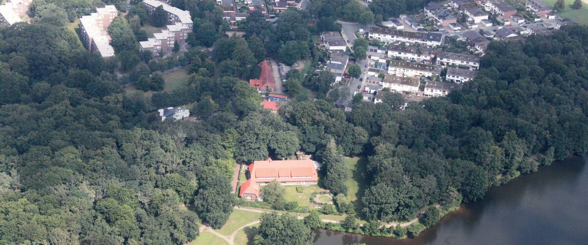 Fotoflug: von Flughafen Ganderkesee - Ganderkesee Stadt - Hasportsee - Roland Center - Grollaner See - Airport Bremen (identische Bildbeschreibung für File:2012-08-08-fotoflug-bremen zweiter flug 0001.JPG bis File:2012-08-08-fotoflug-bremen zweiter flug 0100.JPG