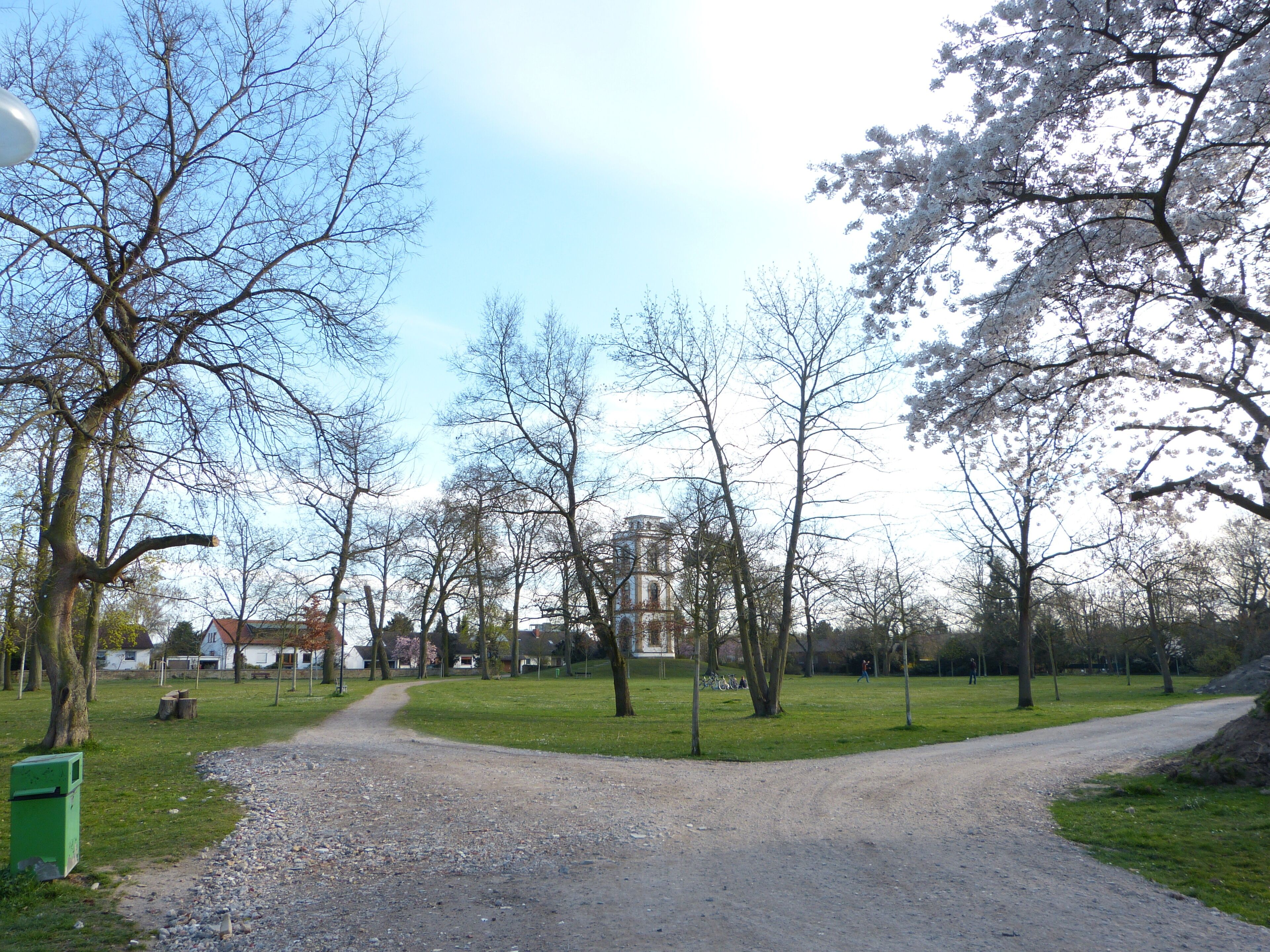 Limburgerhof: denkmalgeschützter Park an der Speyerer Straße mit Turm