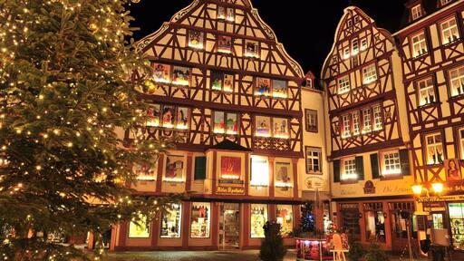 Late in the evening, nobody passing by. Just perfect.