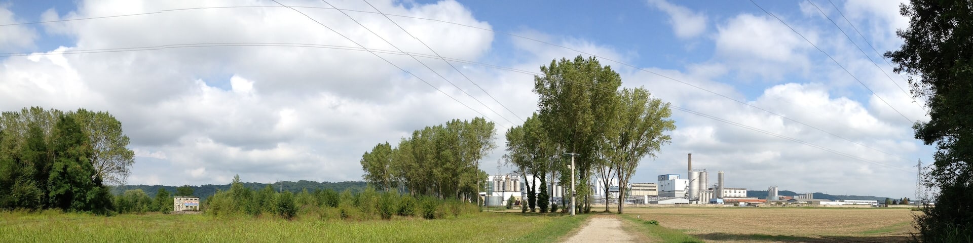 Vue lointaine de l'usine de Saint-Maurice-de-Beynost.
