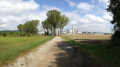 Vue lointaine de l'usine de Saint-Maurice-de-Beynost.