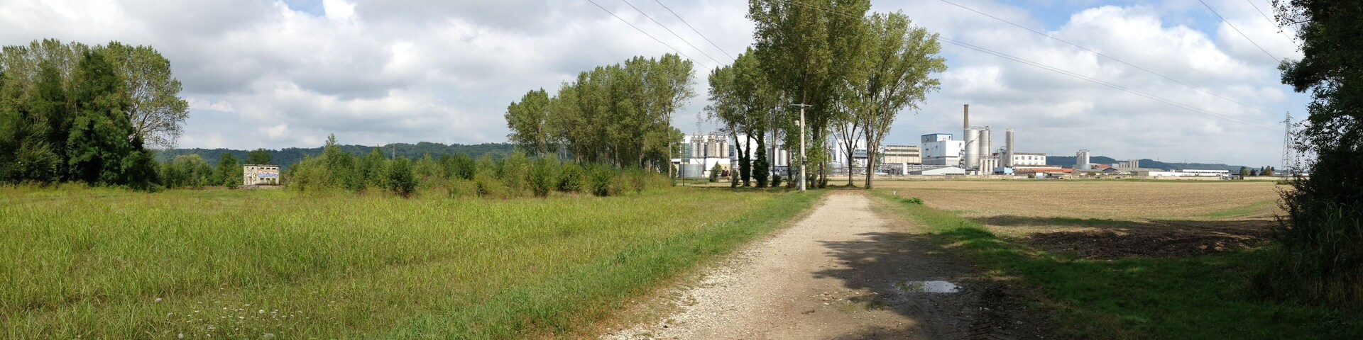 Vue lointaine de l'usine de Saint-Maurice-de-Beynost.