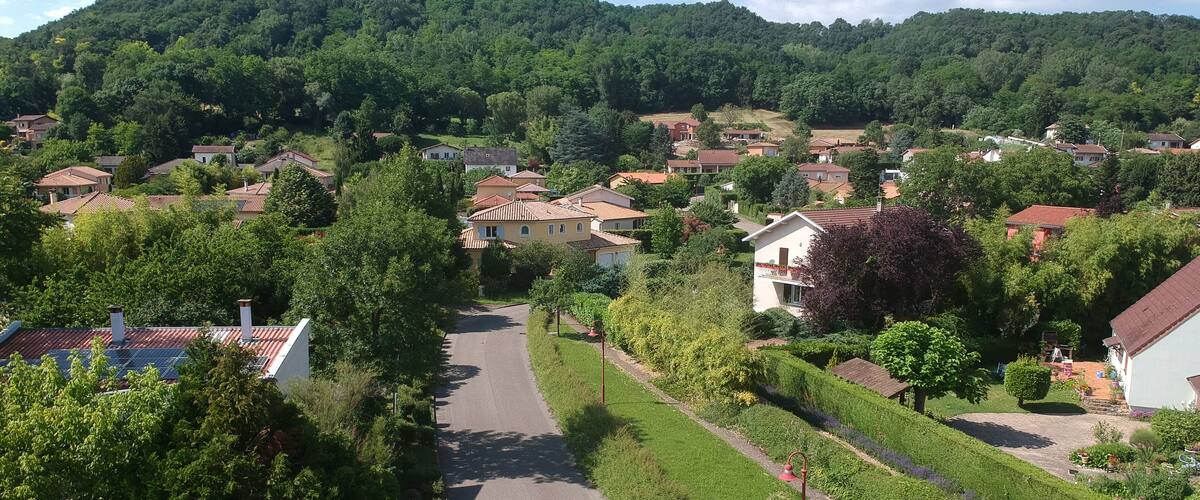 Vue de la rue des Mûriers (Saint-Maurice-de-Beynost). Au second plan, le coteau de la Côtière.