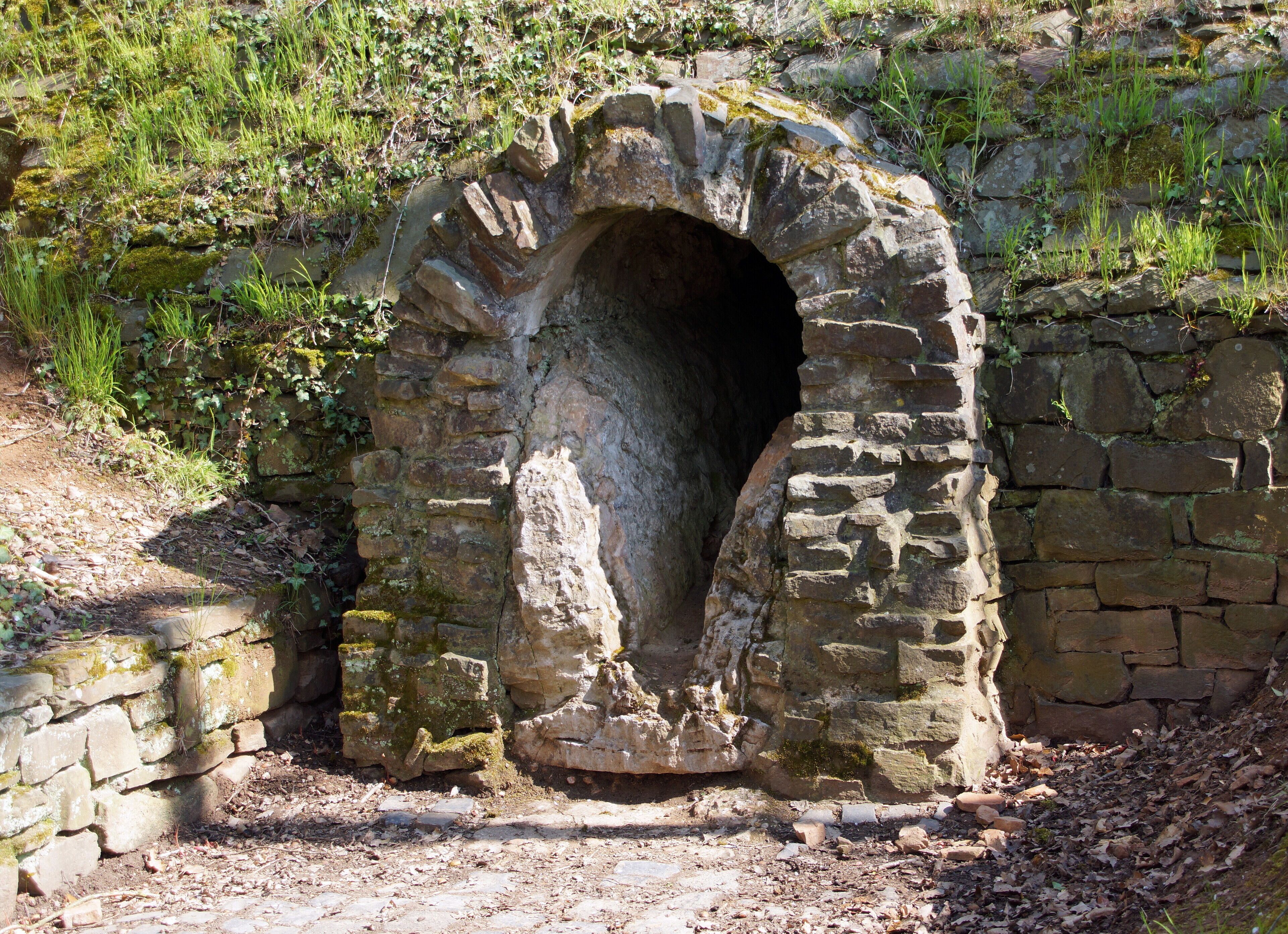 Roman aqueduct in Kreuzweingarten: opening of the aqueduct at the street Am Römerkanal