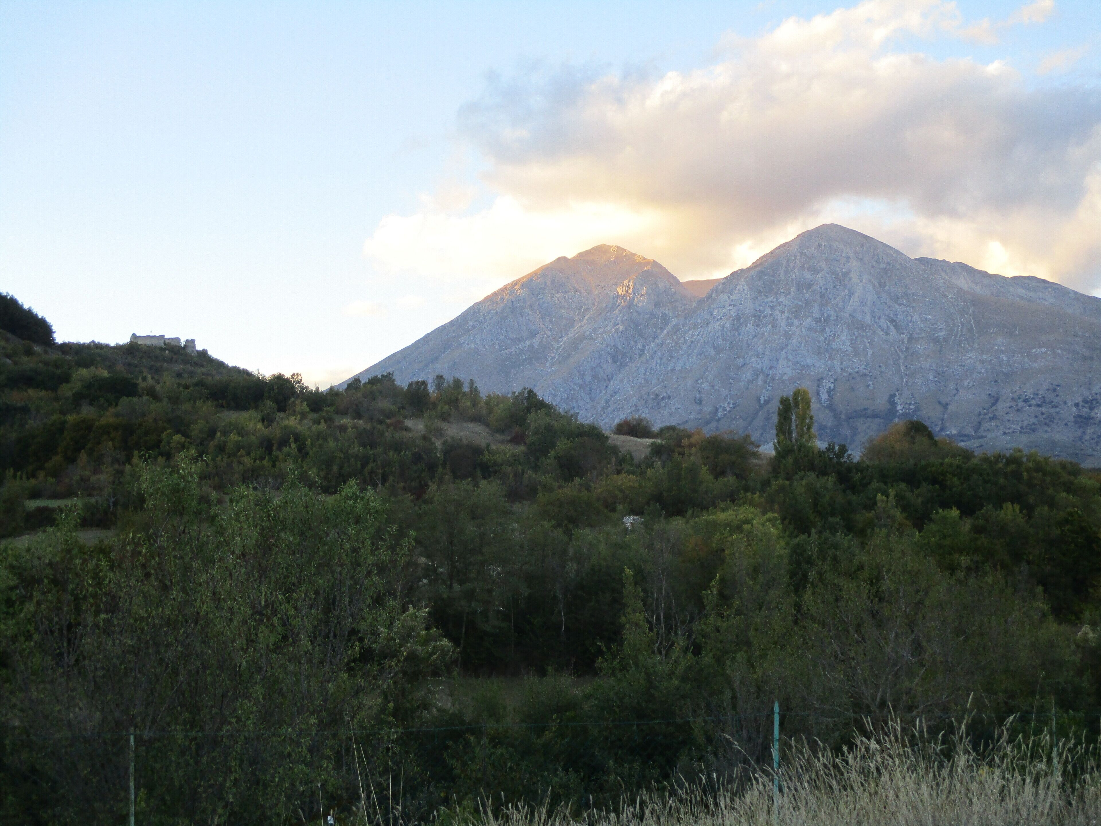 Castello di Albe, sullo sfondo il monte Velino