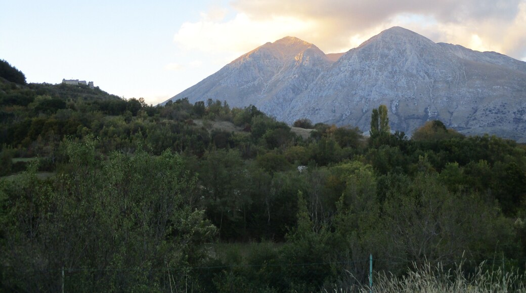 Castello di Albe, sullo sfondo il monte Velino