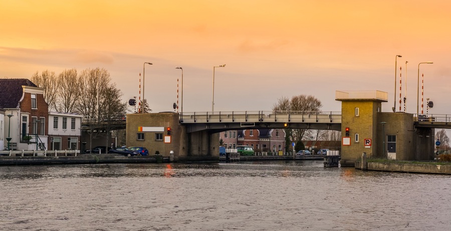 Eine Brücke über einen Kanal, gesäumt von Gebäuden.