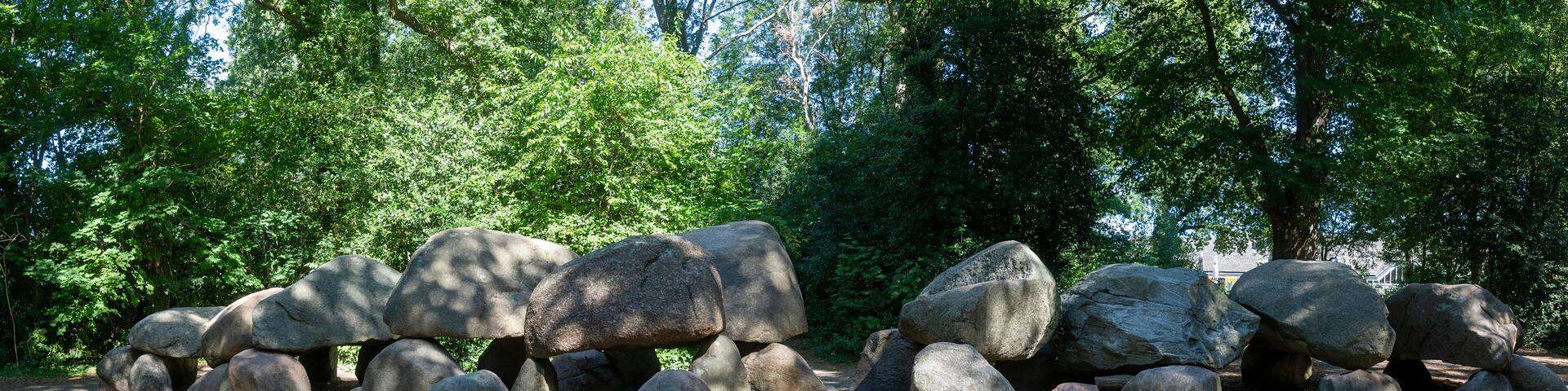 In the woods near Borger in the province of Drenthe you will find this gigantic grave monument from prehistoric times. The building blocks of this dolmen were deposited in the ice-age