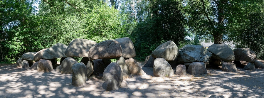 In the woods near Borger in the province of Drenthe you will find this gigantic grave monument from prehistoric times. The building blocks of this dolmen were deposited in the ice-age