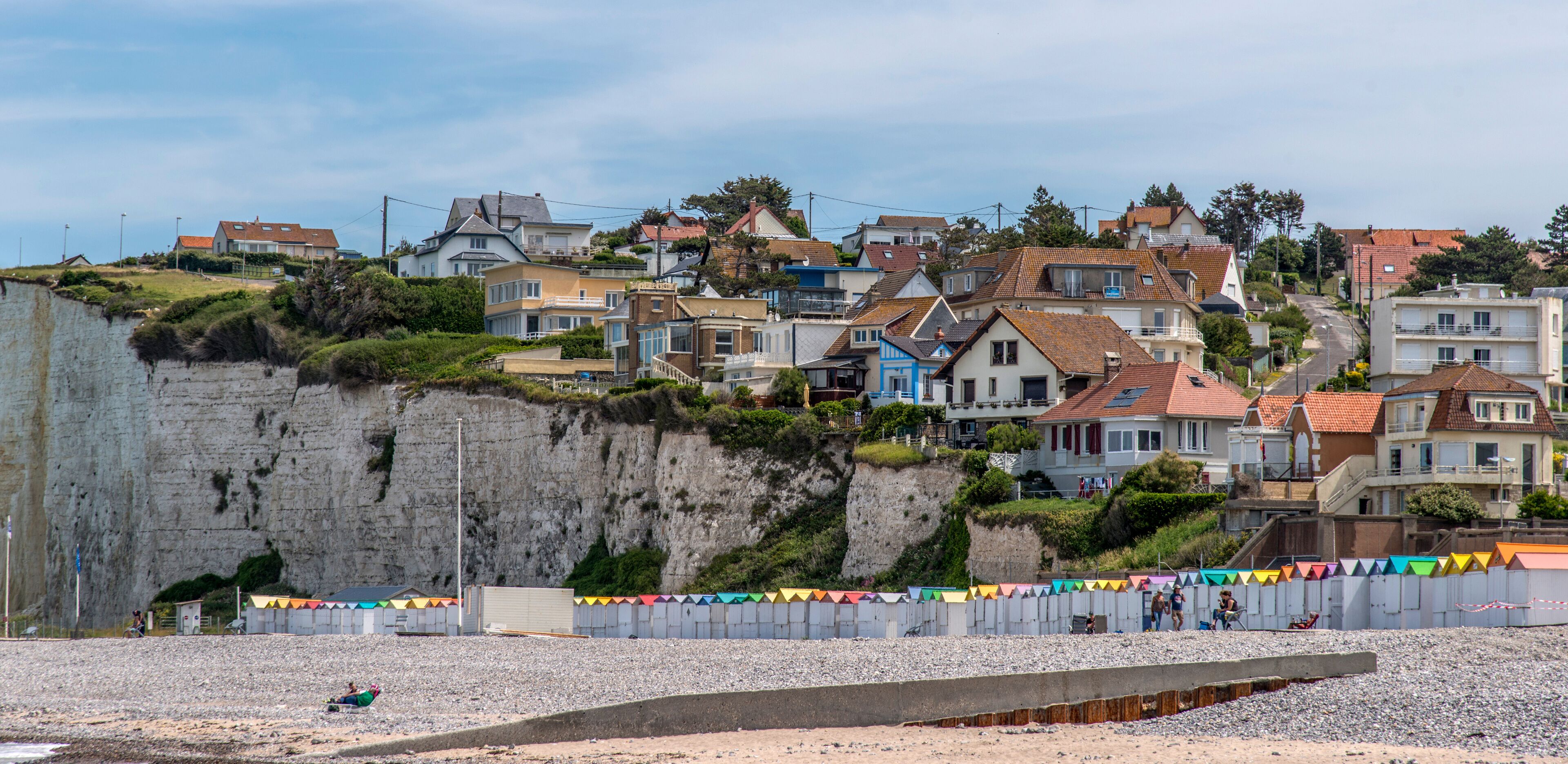 Vue panoramique des falaises de craie et de la ville de Criel-sur-Mer, Seine-Maritime, France