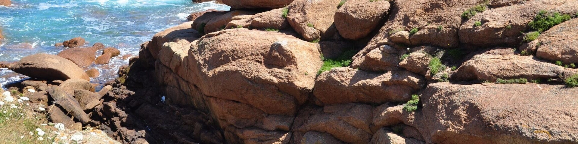 In the Côtes-d'Armor , in Britanny, France, this lighthouse was made with pink granite.
#AquaTrove