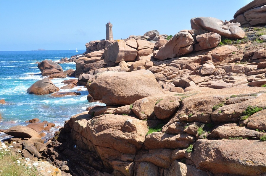 In the Côtes-d'Armor , in Britanny, France, this lighthouse was made with pink granite.
#AquaTrove