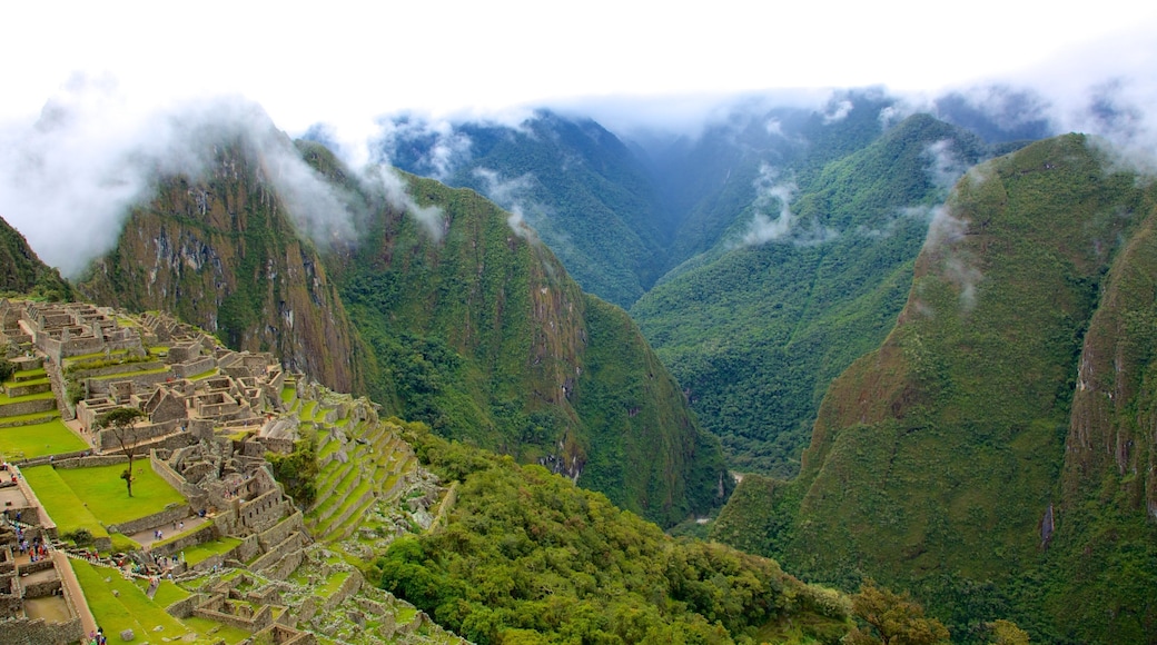 Cusco showing landscape views, mountains and a ruin