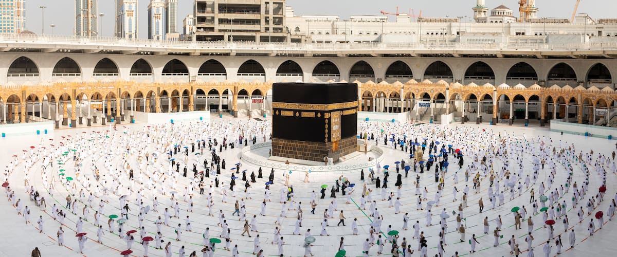 Die Kaaba im Zentrum eines großen Innenhofs, umgeben von einer Kolonnade.