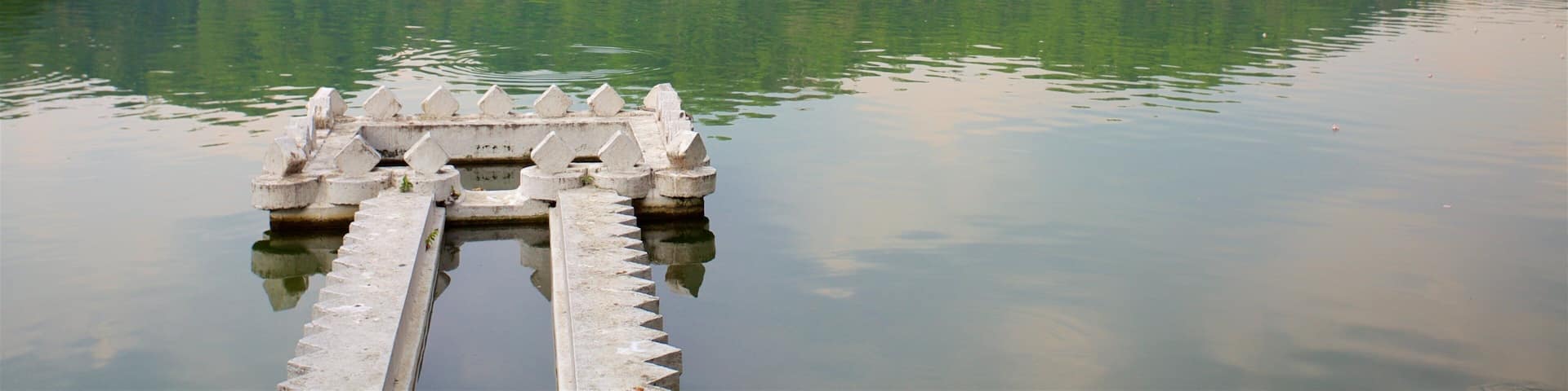 Kandy fasiliteter samt innsjø og hus