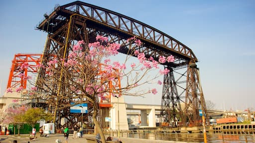 Avellaneda mit einem Blumen und Brücke