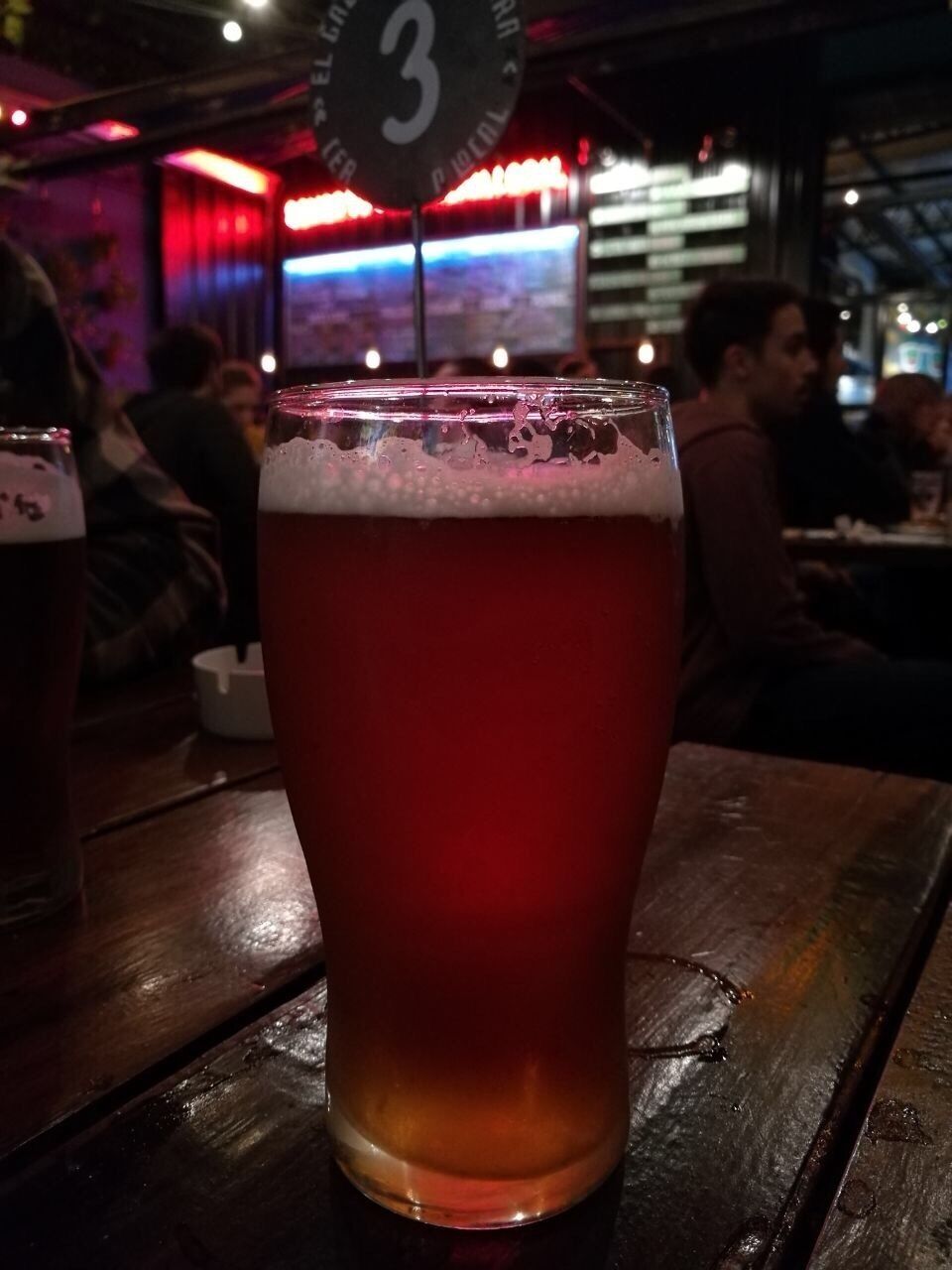 Buena birra, ambiente y comida típica de bar. 