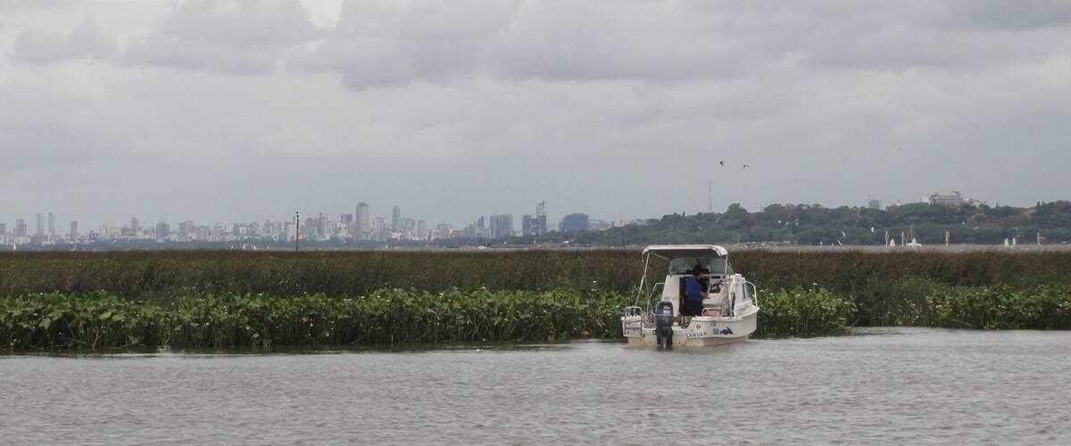 Relax out Buenos Aires city.
Rio de la Plata let us fishing, rowing, get a nap and take good pictures !!