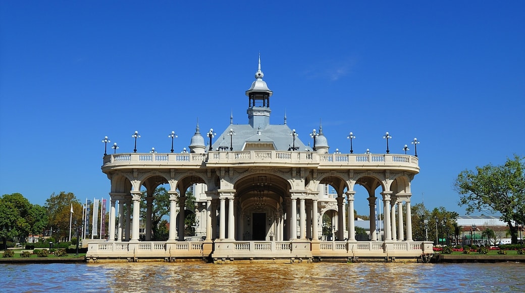 Tigre ofreciendo arquitectura patrimonial y vista general a la costa