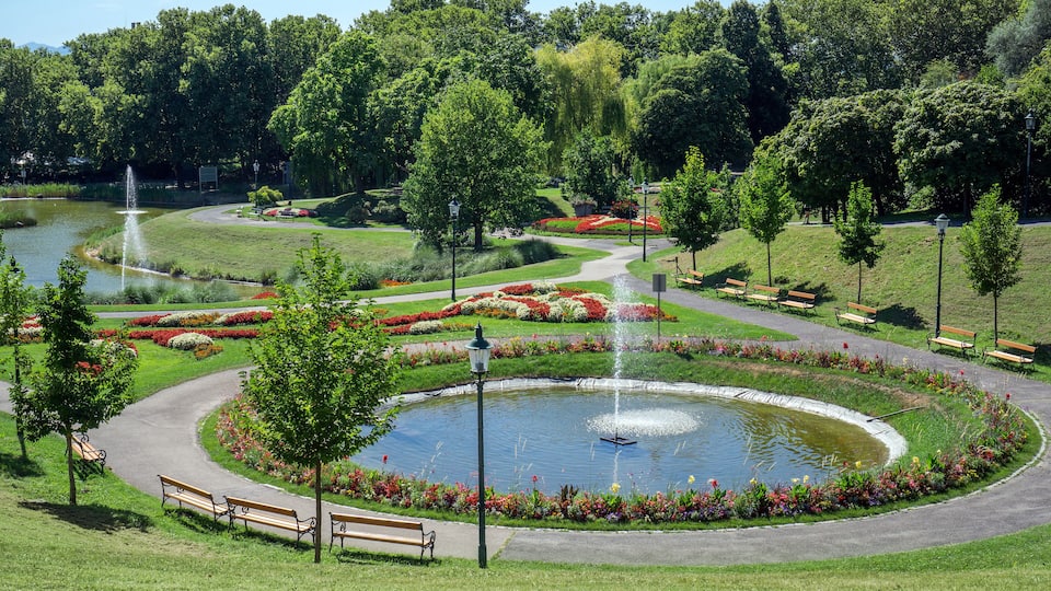 Kur Garden with fountains and pond in Kurpark Oberlaa in Favoriten (10. District) in Vienna, Austria