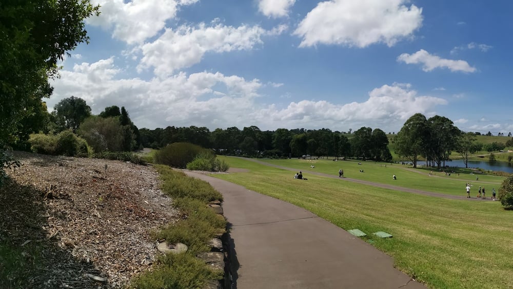 Un parc doté d’un lac, de sentiers pédestres et d’espaces verts.