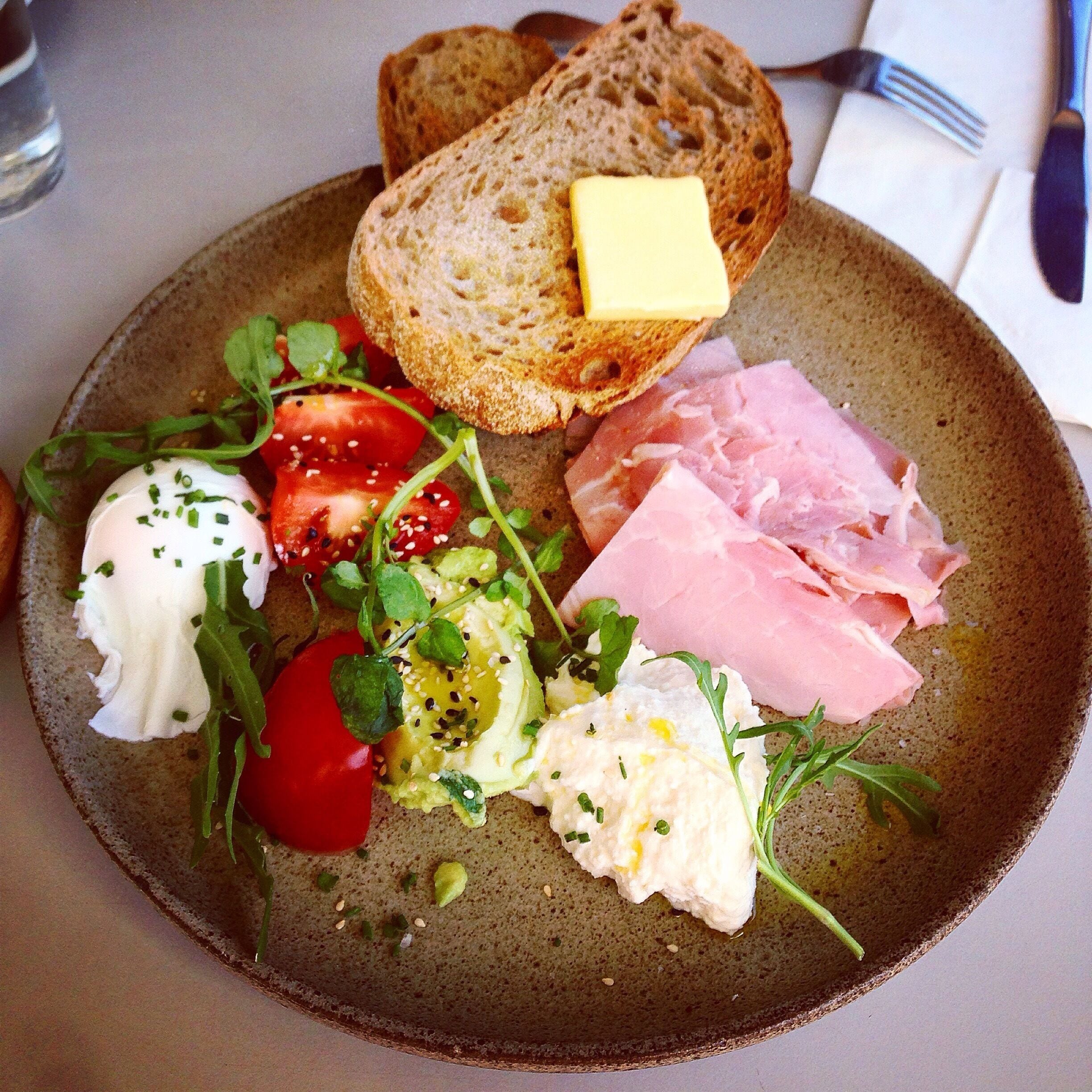 Breakfast Plate poached eggs, Avocado, leg Ham, tomato, provolone and Toast is the Best light, healthy breakfast after the Gym. 💪