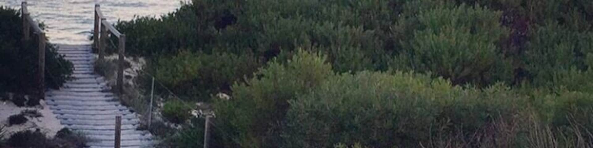 Beautiful location to have a bbq or dine out at the many restaurants along the beach. Great parks and walk along the pier or take your bikes and pets for the best stroll.