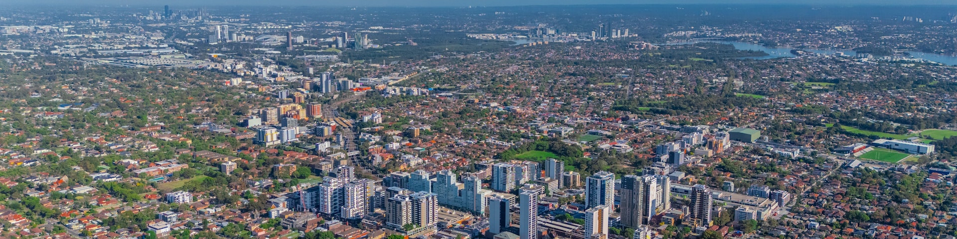 Paisagem urbana com intenso desenvolvimento, incluindo arranha-céus e uma combinação de edifícios residenciais e comerciais.