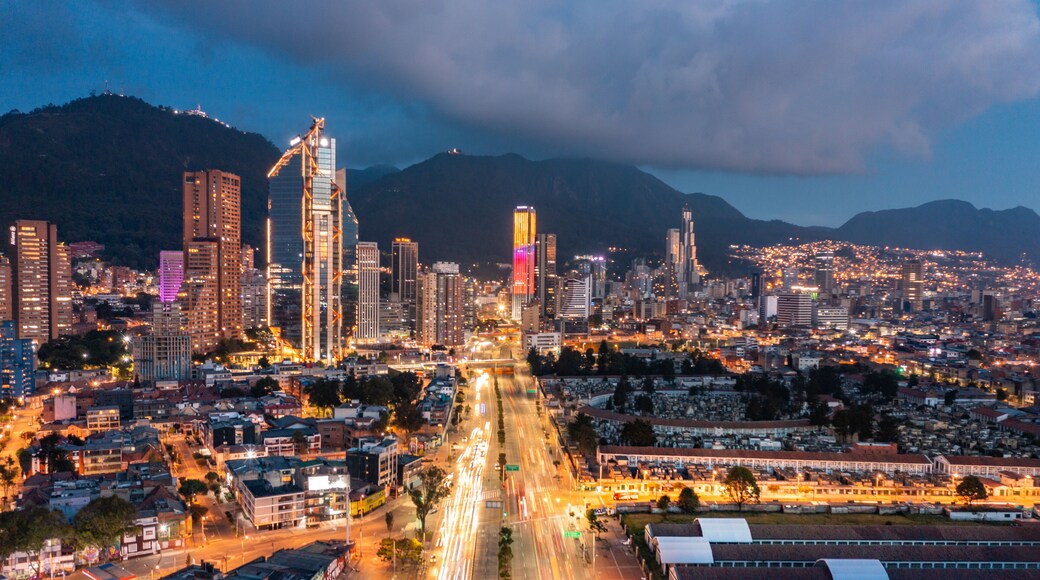 Avenida el Dorado Bogotá nocturna
